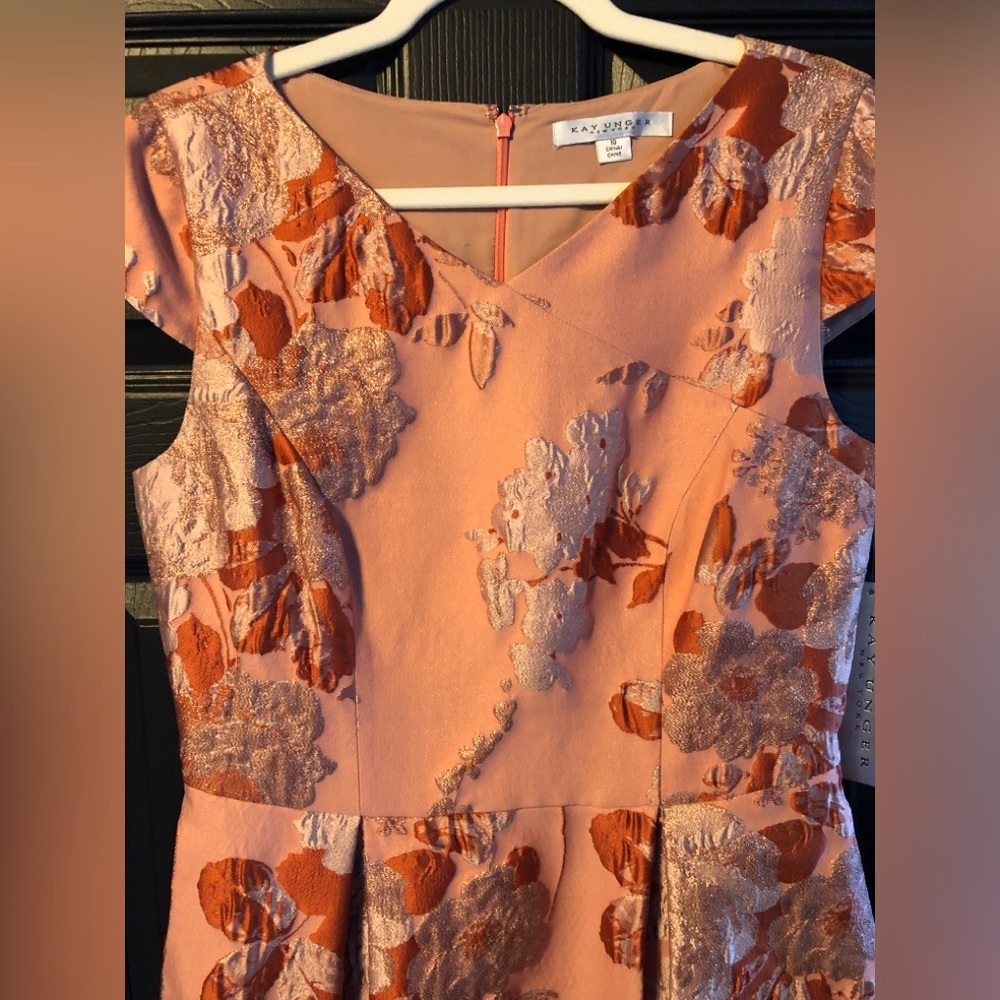 Elegant Pink Floral Jacquard Fit-and-Flare Dress
Kay Unger
Size 10
BNWT